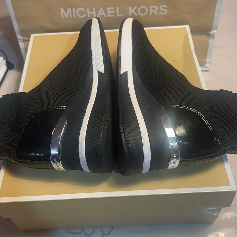 MICHAEL KORS SKYLER BOOTIE - Picture 5 of 11